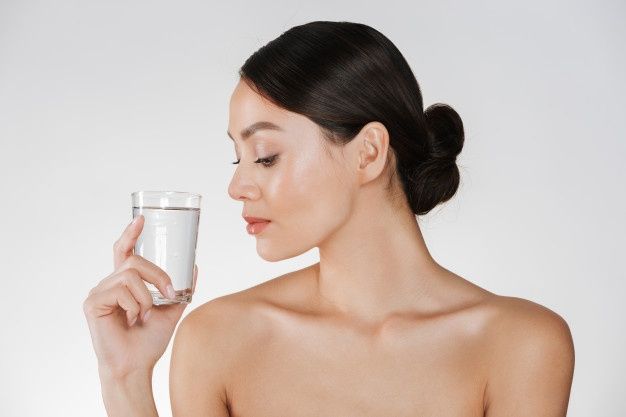 uống nước giúp đẹp da, ngừa mụn