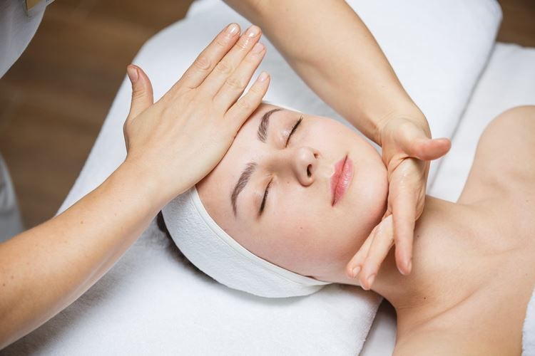 Massage mặt nâng cơ và săn chắc da