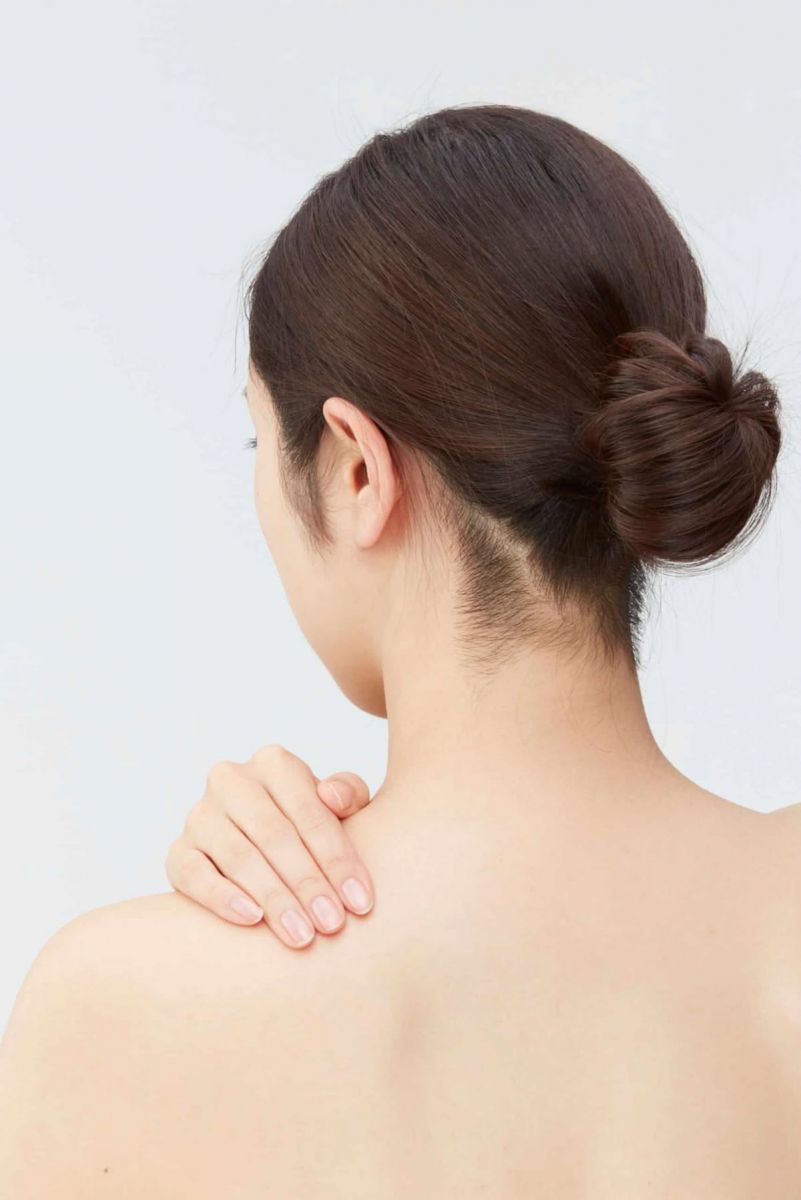 Giữ da lưng sạch thoáng và hạn chế ma sát giúp giảm nguy cơ mụn tái phát