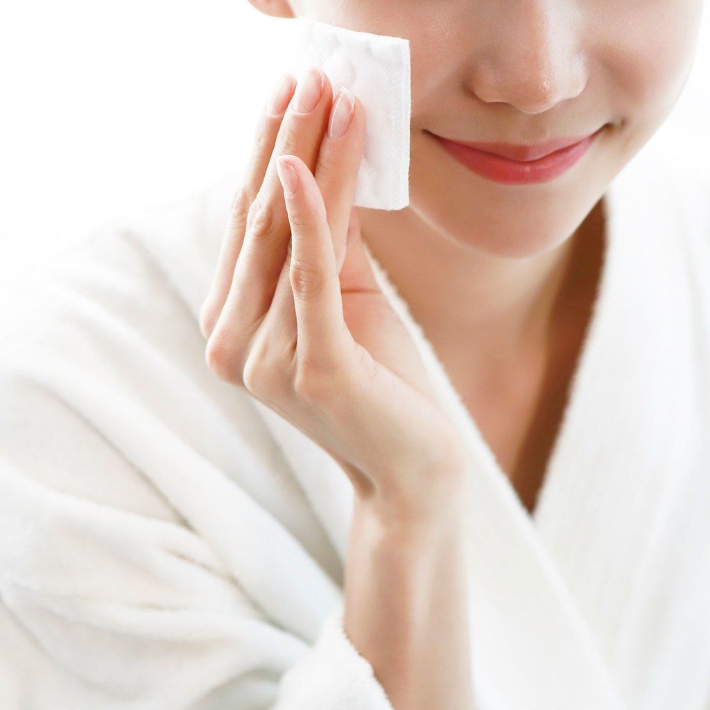 Tẩy trang đúng cách giúp loại bỏ mỹ phẩm, dầu thừa và hạn chế bít tắc lỗ chân lông