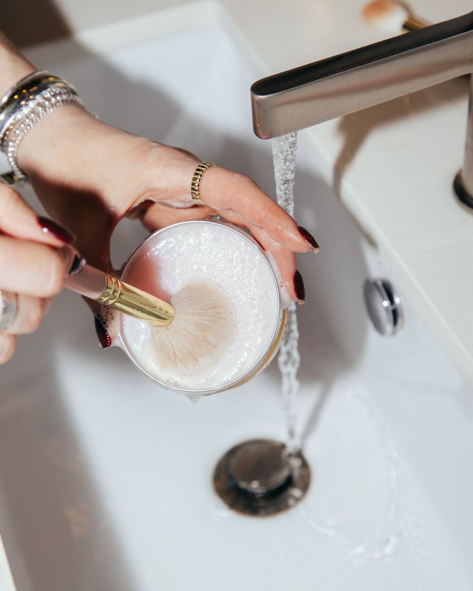 Vệ sinh cọ và mút trang điểm thường xuyên giúp giảm nguy cơ da nổi mụn