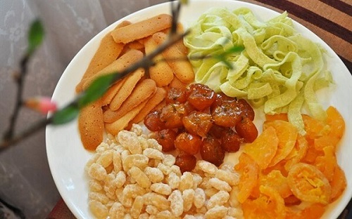 Ăn uống thực phẩm chứa nhiều đường, cay nóng và dầu mỡ khiến mụn nổi loạn