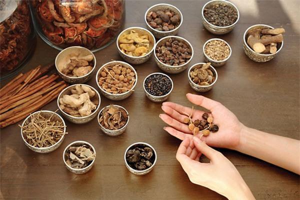 Các vị thảo dược Đông Y được xem là bí quyết trị mụn hiệu quả từ sâu bên trong