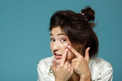 Cách trị mụn dưới da được nhiều bạn trẻ áp dụng