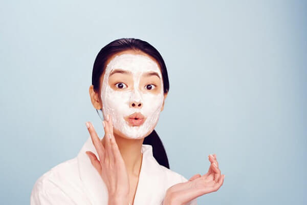 Chăm sóc da và cách trị mụn sau tết bạn nên xem qua một lần