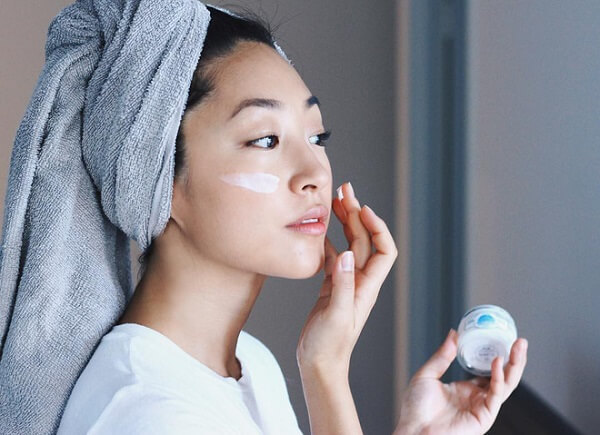 Có nhiều nguyên nhân khiến da bóng dầu