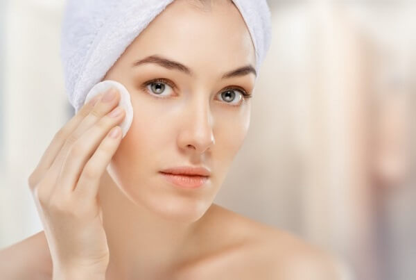 Điều kiện gây mụn là tuyến bã tiết nhiều chất bã nhờn