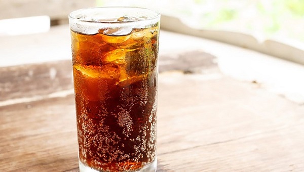 Đồ uống có ga là một trong những kẻ thù lớn nhất của làn da mụn
