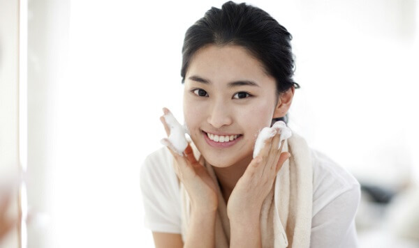 Hỏi đáp: Da bị mụn thì nên sử dụng sữa rửa mặt trị mụn nào?