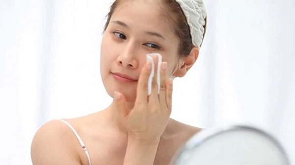 Không làm sạch da hằng ngày khiến vi khuẩn mụn phát triển và lây lan