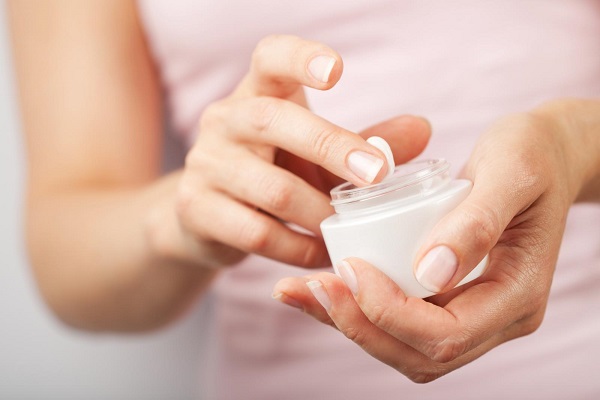 Không mua những tuýp kem bôi trị mụn không có nguồn gốc xuất xứ, rõ ràng