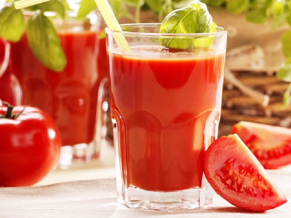 Nước ép cà chua trị mụn