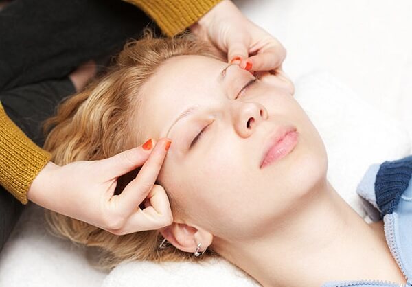 Massage nâng cơ mặt làm đẹp