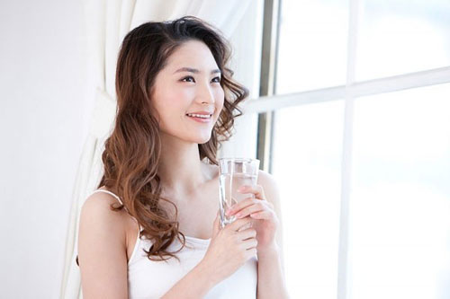 Mình rất hạn chế ăn đồ cay và nóng, thay vào đó là uống thật nhiều nước mỗi ngày
