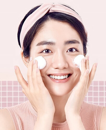Mình sử dụng sữa rửa mặt để làm sạch da