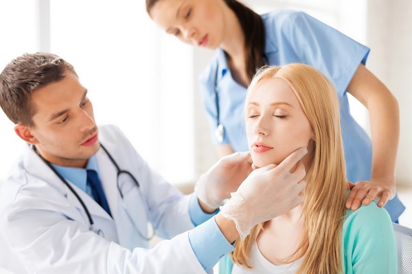 Nên đi khám bác sĩ da liễu để nhận được cách trị mụn hiệu quả nhất