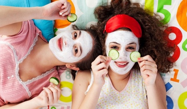 Nên tuân thủ một chế độ sinh hoạt và ăn uống hợp lý khi bị mụn