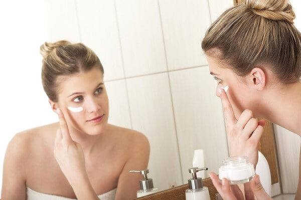 Nếu bạn đang bị mụn thì nên bôi kem bôi trị mụn