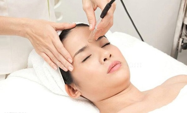 Nguy cơ tiềm ẩn khi trị mụn bằng cách hút mụn bạn nên lưu ý kỹ