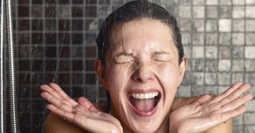 Nước nóng giúp kích thích lưu thông máu, giúp da hồng hào hơn
