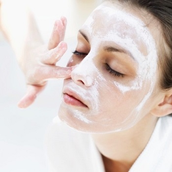 Rửa mặt bằng sữa rửa mặt thảo dược là phương pháp tiên quyết trong quá trình chăm sóc da