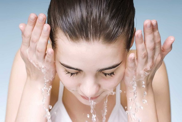 Rửa mặt đều đặn vào sáng và tối