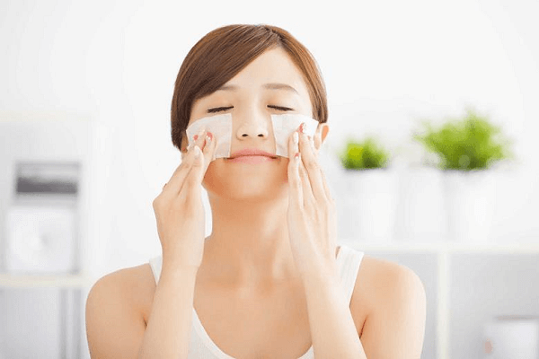Sử dụng giấy thấm dầu nhanh chóng hút đi những chất nhờn đáng ghét