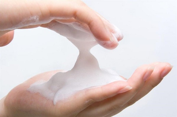 Tạo bọt cho sữa rửa mặt trị mụn