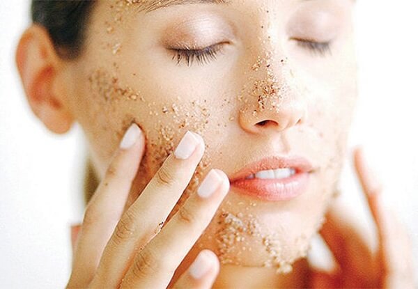Tẩy da chết thường xuyên để da đẹp sạch mụn