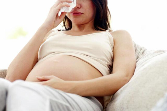 Thay đổi nội tiết trước kỳ kinh, thai kỳ khiến da nhờn và dễ nổi mụn