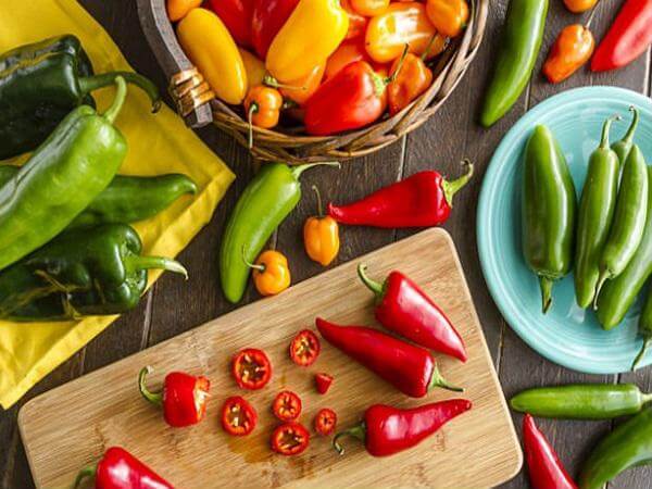 Thức ăn cay nóng khắc tinh của làn da