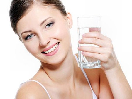 Uống nước đầy đủ và đúng cách mỗi ngày