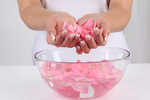 Xông hơi với cánh hoa hồng